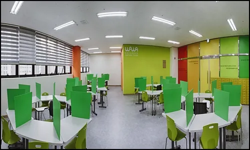 고등 수학학원 개별 책상과 칸막이가 있는 학습 공간